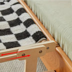 Hamac pour chat Esprit Chat en bois avec tissu à motif damier noir et blanc, conçu pour se fixer au bord d'un lit