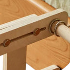 Détail de la structure en bois clair du hamac pour chat Esprit Chat avec fixations métalliques réglables