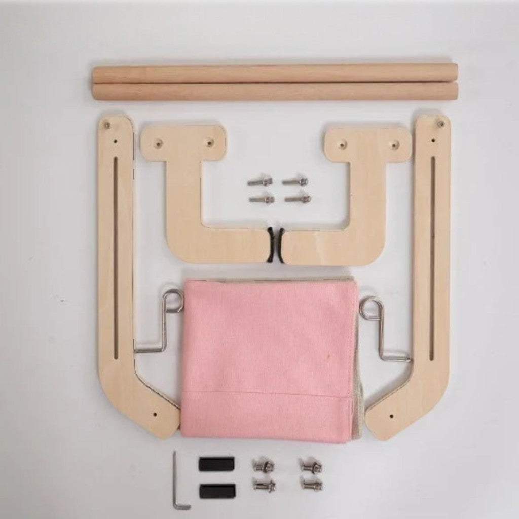 Kit de montage pour hamac Esprit Chat en bois clair et toile rose, incluant structure en bois, vis et tissu lavable.