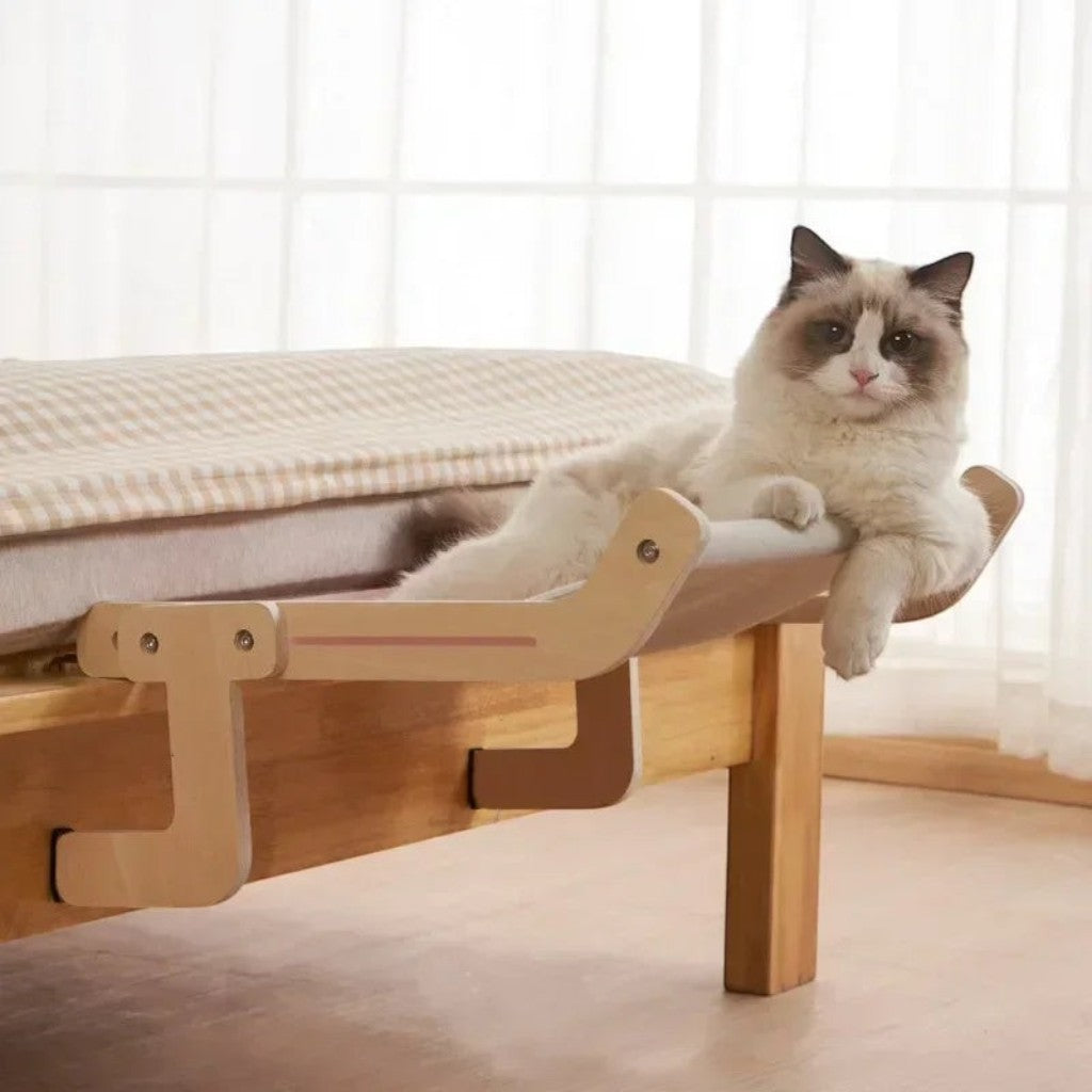 Hamac pour chat Esprit Chat en bois avec toile beige, suspendu au bord d'un lit pour un repos confortable