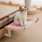 Hamac pour chat Esprit Chat en bois avec toile rose et grise suspendu à un meuble