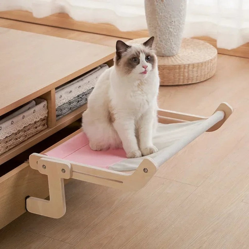 Hamac pour chat Esprit Chat en bois avec toile rose et grise suspendu à un meuble