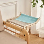 Hamac pour chat Esprit Chat en bois avec toile bicolore bleu et gris, suspendu sur un rebord de fenêtre ou dossier
