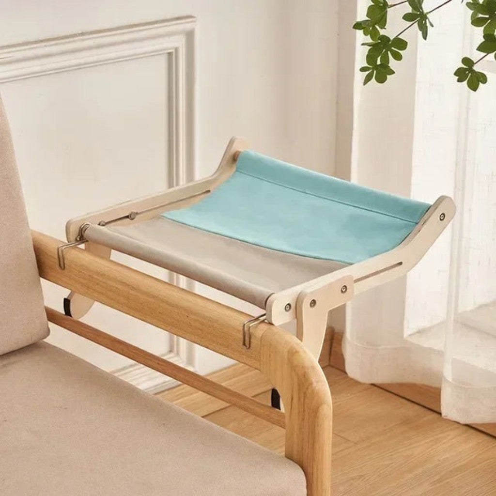 Hamac pour chat Esprit Chat en bois avec toile bicolore bleu et gris, suspendu sur un rebord de fenêtre ou dossier