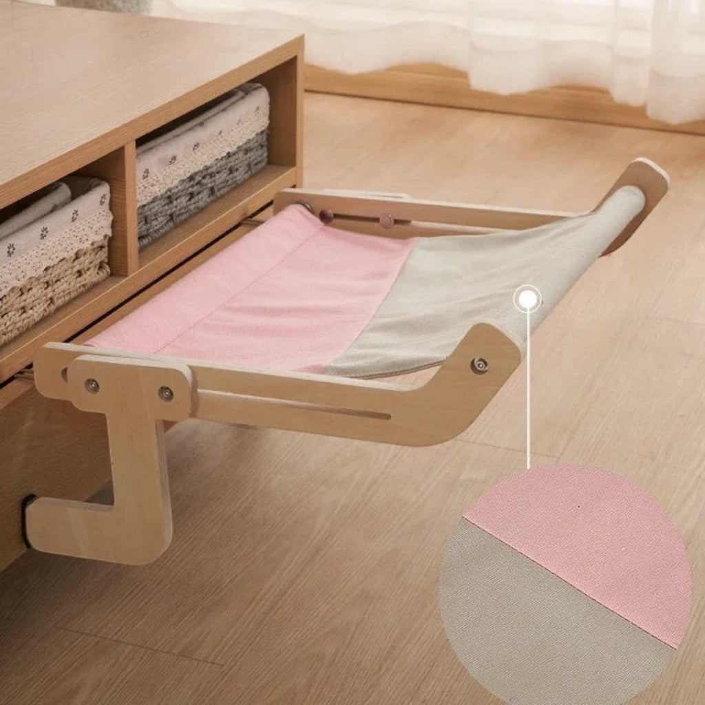 Hamac pour chat Esprit Chat en bois avec toile bicolore rose et beige, suspendu à un meuble