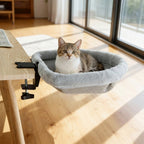 Hamac Esprit Chat pour bureau en fausse fourrure grise douce avec fixation robuste pour chat installé confortablement
