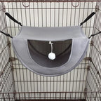 Hamac suspendu Esprit Chat en maille grise respirante pour cage, avec pompon suspendu pour le confort de votre chat.