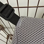 Gros plan sur le hamac Esprit Chat en maille grise respirante avec sangle réglable fixée à une cage métallique