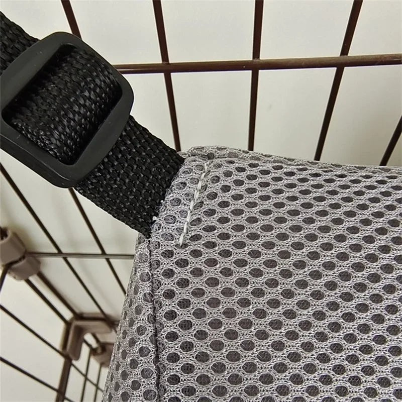 Gros plan sur le hamac Esprit Chat en maille grise respirante avec sangle réglable fixée à une cage métallique