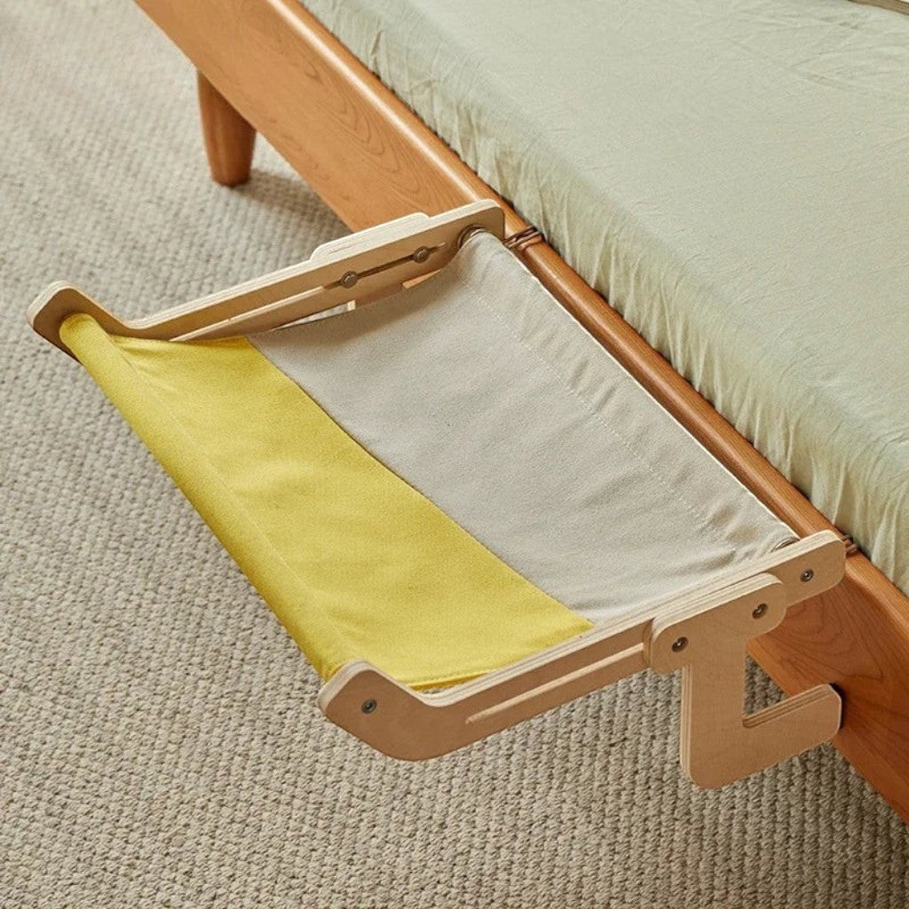 Hamac pour chat Esprit Chat en bois avec tissu beige et jaune, conçu pour se fixer au bord d'un lit ou d'une table.