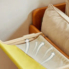 Hamac pour chat Esprit Chat en bois avec tissu respirant jaune et beige, conçu pour se fixer sur le côté d'un lit