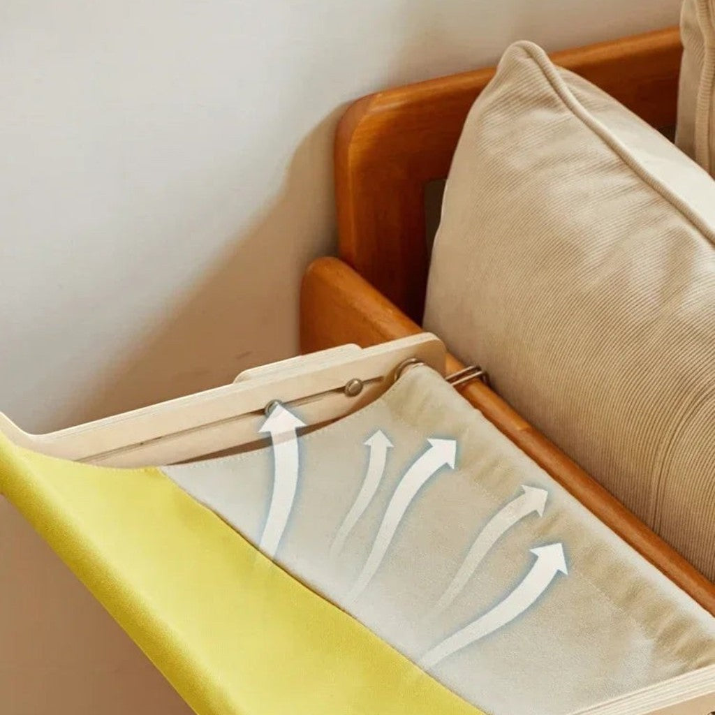 Hamac pour chat Esprit Chat en bois avec tissu respirant jaune et beige, conçu pour se fixer sur le côté d'un lit