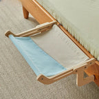 Esprit Chat hamac pour chat en bois clair et tissu bleu et beige, conçu pour s'accrocher au bord d'un lit
