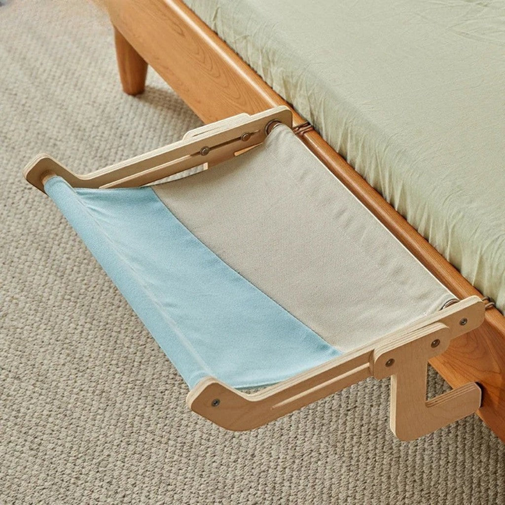 Esprit Chat hamac pour chat en bois clair et tissu bleu et beige, conçu pour s'accrocher au bord d'un lit