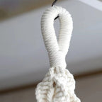 Gros plan sur la boucle de suspension en corde tressée blanc cassé du hamac pour chat Esprit Chat
