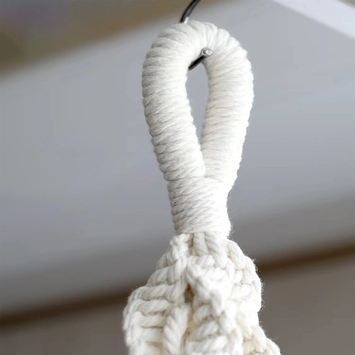 Gros plan sur la boucle de suspension en corde tressée blanc cassé du hamac pour chat Esprit Chat