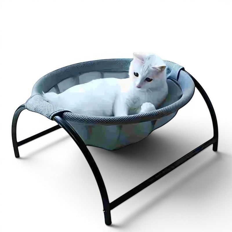 Chat blanc allongé confortablement dans un hamac Esprit Chat en maille respirante avec structure métallique noire