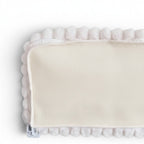 Gros plan sur le tissu blanc texturé et les bordures à pompons du hamac pour chat Esprit Chat