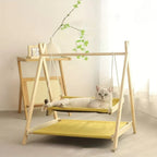Hamac double Esprit Chat en bois clair avec couchage en tissu jaune respirant et chat blanc allongé confortablement