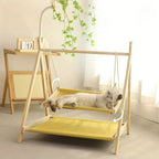 Hamac double Esprit Chat en bois avec tissu jaune respirant et chat gris allongé confortablement