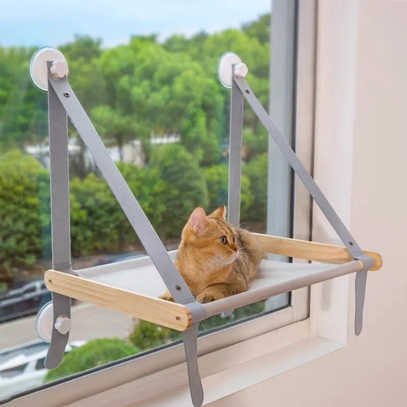 Hamac pour chat Esprit Chat gris en bois et tissu respirant fixé à une fenêtre avec des ventouses