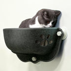 Hamac de fenêtre Esprit Chat en feutre gris foncé avec motif patte pour chat installé sur une vitre