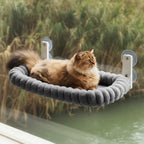 Hamac de fenêtre Esprit Chat gris en peluche avec ventouses robustes pour chat installé devant une vitre