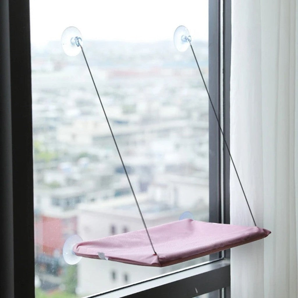 Hamac pour chat Esprit Chat rose en tissu suspendu par ventouses sur une fenêtre pour un repos confortable