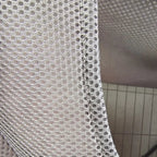 Gros plan sur le tissu en maille respirante grise du hamac pour chat Esprit Chat, idéal pour le confort estival.
