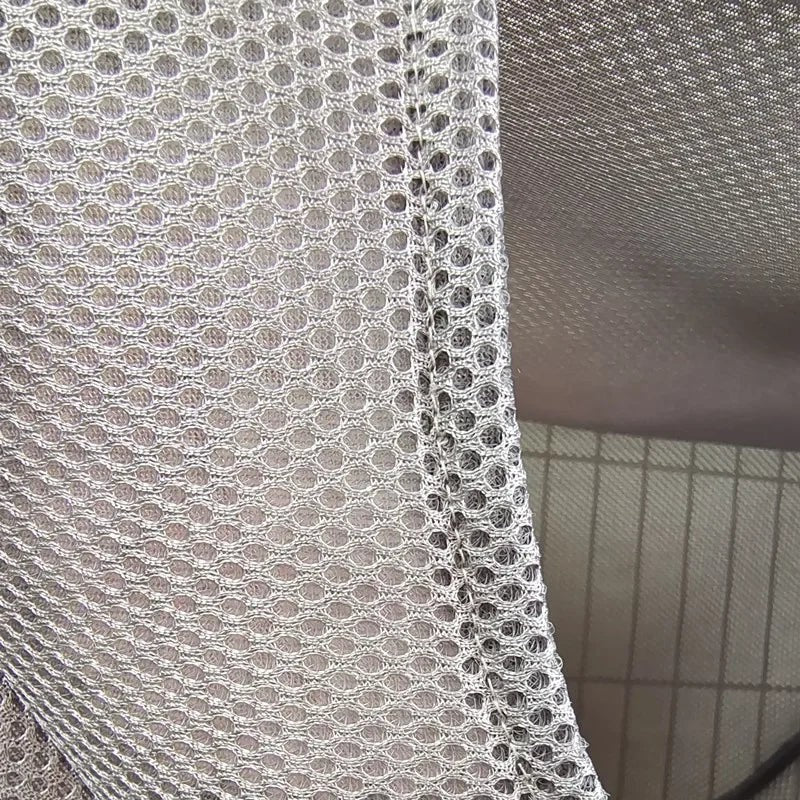 Gros plan sur le tissu en maille respirante grise du hamac pour chat Esprit Chat, idéal pour le confort estival.