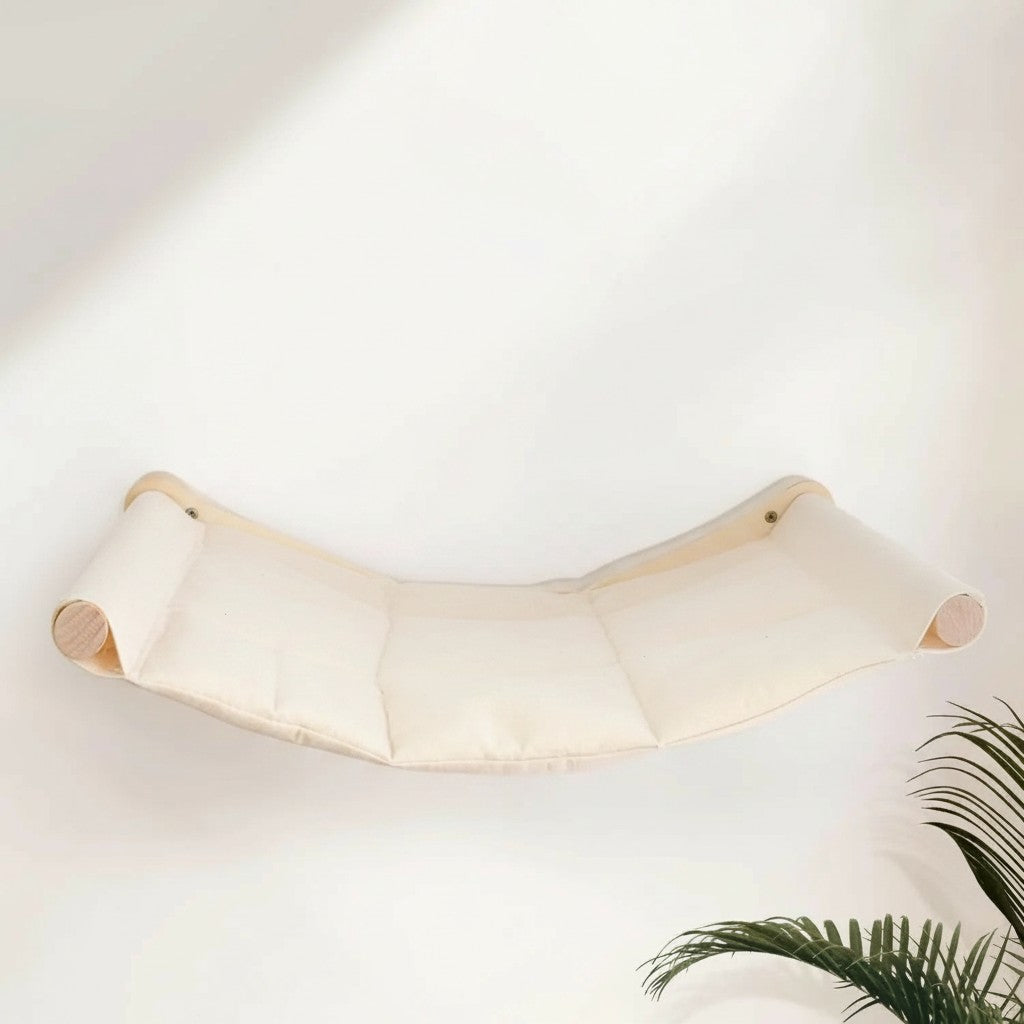 Hamac mural pour chat Esprit Chat en bois et tissu beige, idéal pour le repos et l'observation en hauteur.