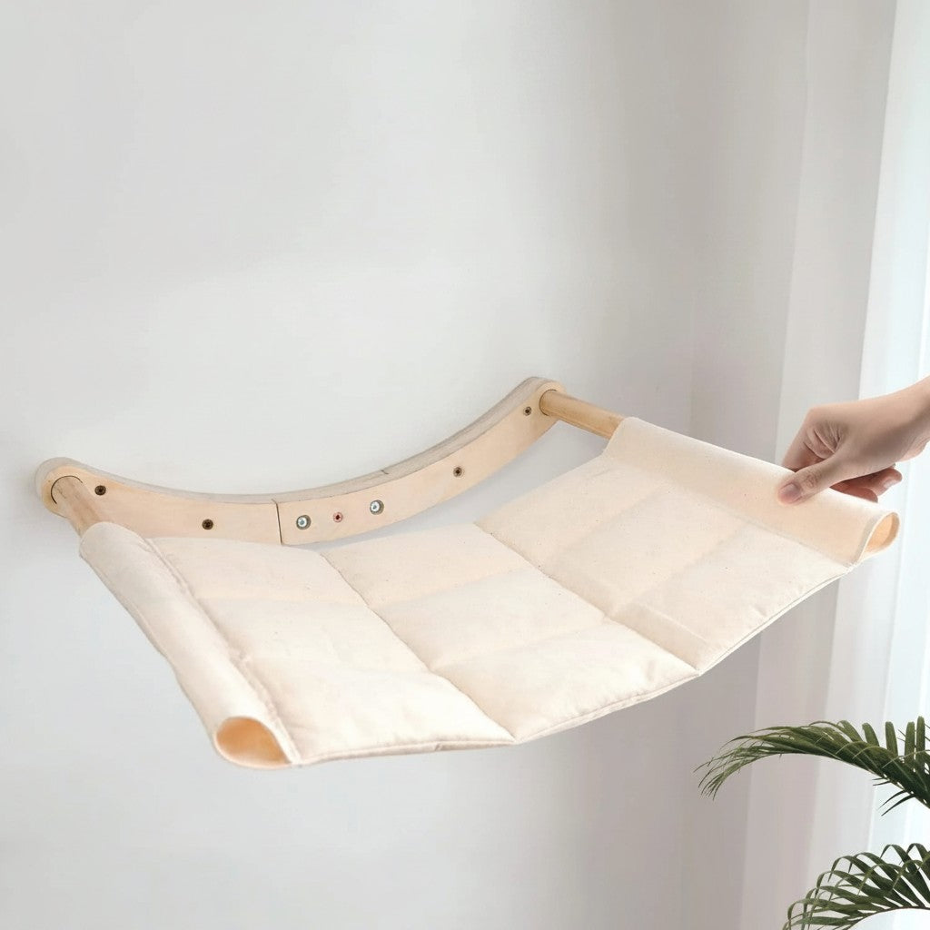 Hamac mural pour chat Esprit Chat en bois clair et tissu beige, idéal pour le repos et l'escalade en hauteur.
