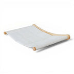 Hamac mural pour chat Esprit Chat en bois clair avec tissu blanc, idéal pour le repos et l'escalade.