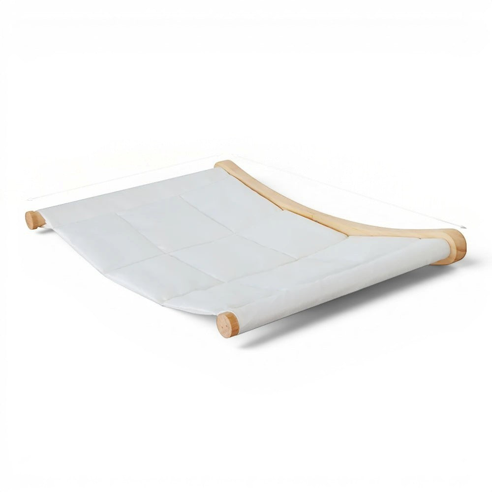 Hamac mural pour chat Esprit Chat en bois clair avec tissu blanc, idéal pour le repos et l'escalade.