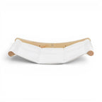 Hamac mural pour chat Esprit Chat en bois clair et tissu blanc, design suspendu pour le repos et l'escalade.