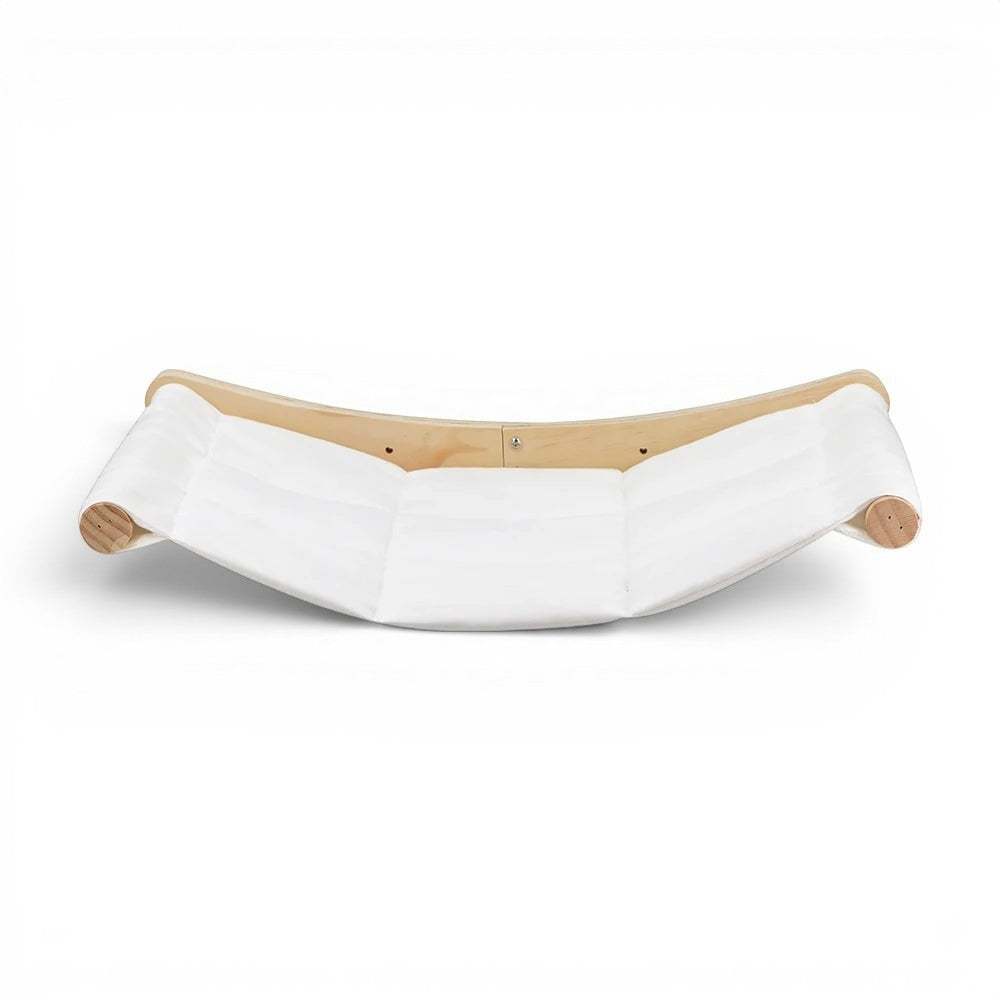 Hamac mural pour chat Esprit Chat en bois clair et tissu blanc, design suspendu pour le repos et l'escalade.