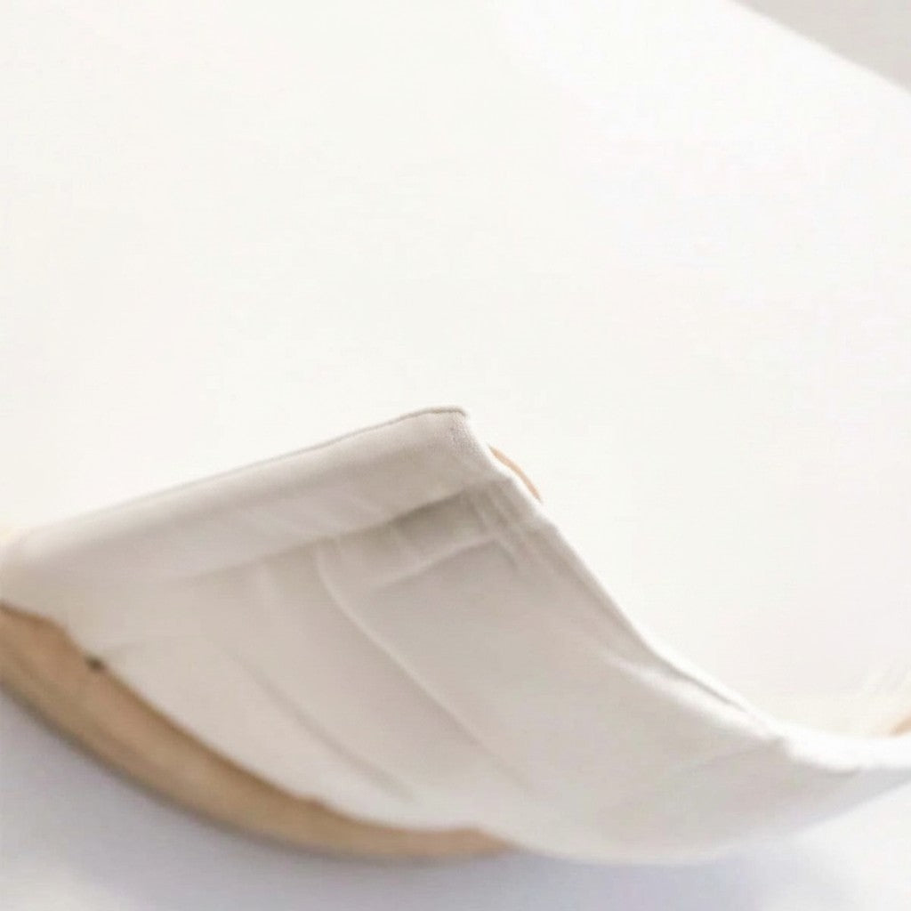 Gros plan sur le tissu blanc doux du hamac mural pour chat Esprit Chat avec structure en bois