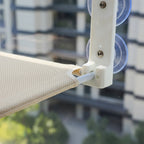 Hamac mural Esprit Chat en fibre beige respirante fixé par ventouses sur une fenêtre