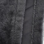 Gros plan sur la texture en peluche grise douce du hamac de radiateur pour chat Esprit Chat