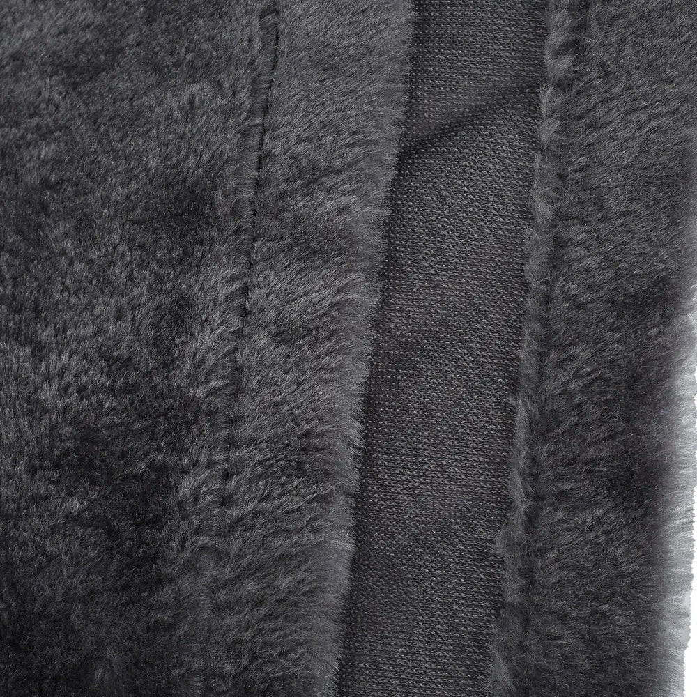 Gros plan sur la texture en peluche grise douce du hamac de radiateur pour chat Esprit Chat
