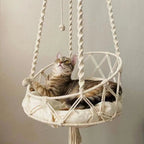 Hamac suspendu Esprit Chat en corde de coton tressée style bohème avec un chat installé confortablement à l'intérieur