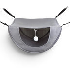 Hamac suspendu Esprit Chat en maille respirante grise pour chat avec pompon blanc, idéal pour cage ou chaise.