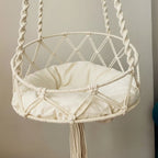 Hamac suspendu Esprit Chat en macramé de coton beige avec coussin, style bohème pour le confort de votre chat.