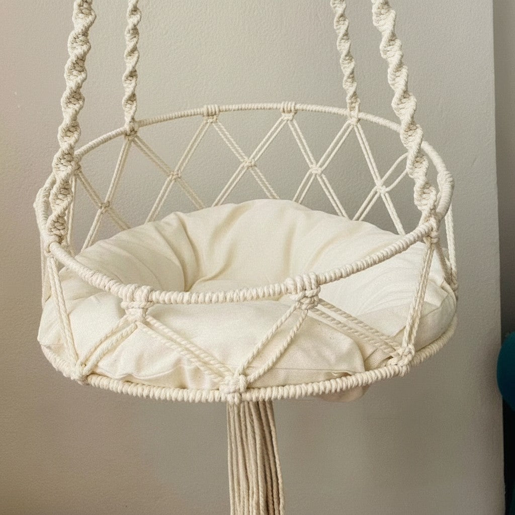 Hamac suspendu Esprit Chat en macramé de coton beige avec coussin, style bohème pour le confort de votre chat.