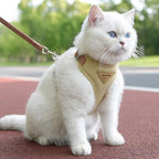 Harnais pour chat anti-évasion Esprit Chat en polyester beige avec laisse, pour promenades sécurisées.