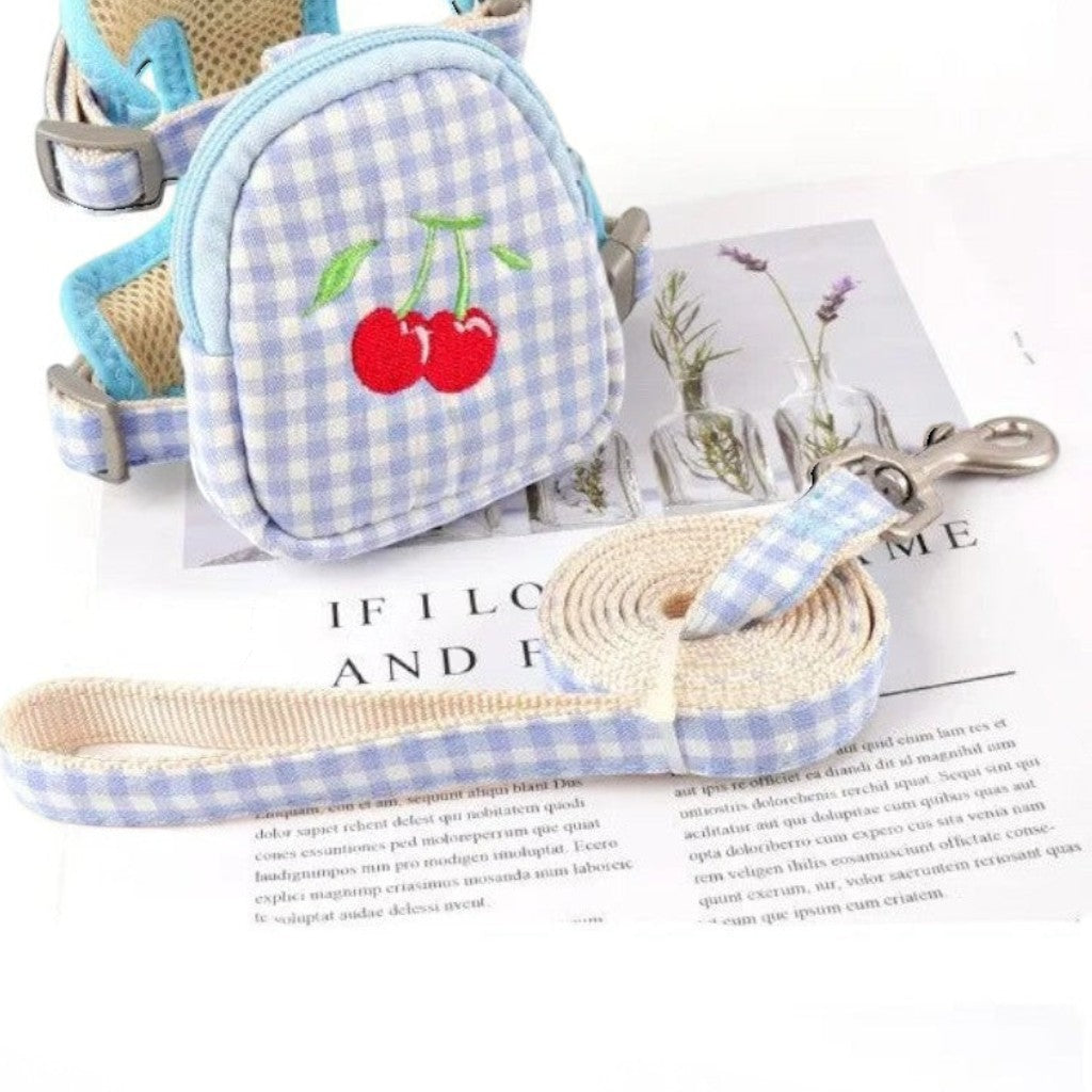 Harnais Esprit Chat bleu à carreaux avec petit sac à motif cerise et laisse assortie pour chat ou petit chien