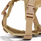 Harnais pour chat Esprit Chat en nylon beige avec rembourrage et boucles réglables pour un ajustement personnalisé.