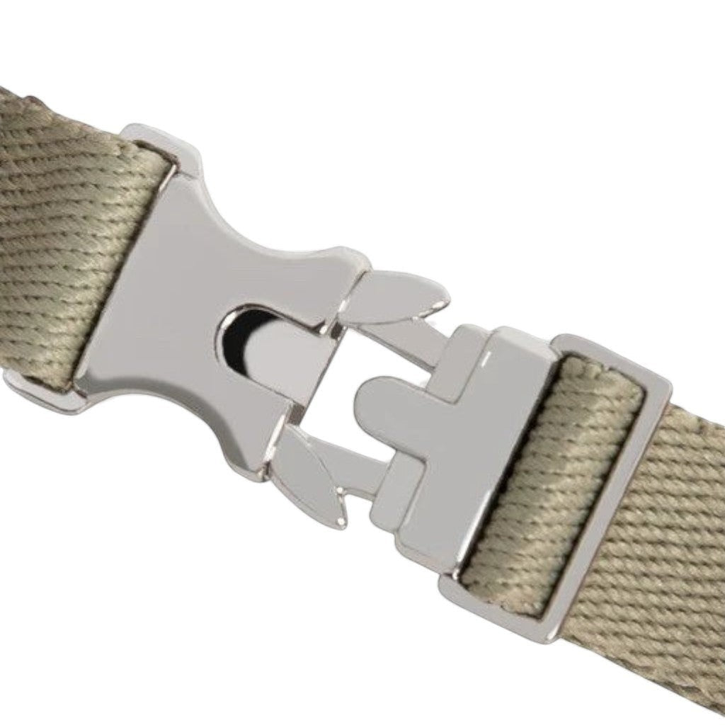Boucle en alliage de zinc robuste sur un harnais Esprit Chat en corde tressée vert olive pour chat
