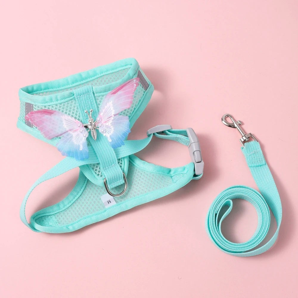 Harnais Esprit Chat en maille bleu menthe avec un papillon décoratif et une laisse assortie sur fond rose