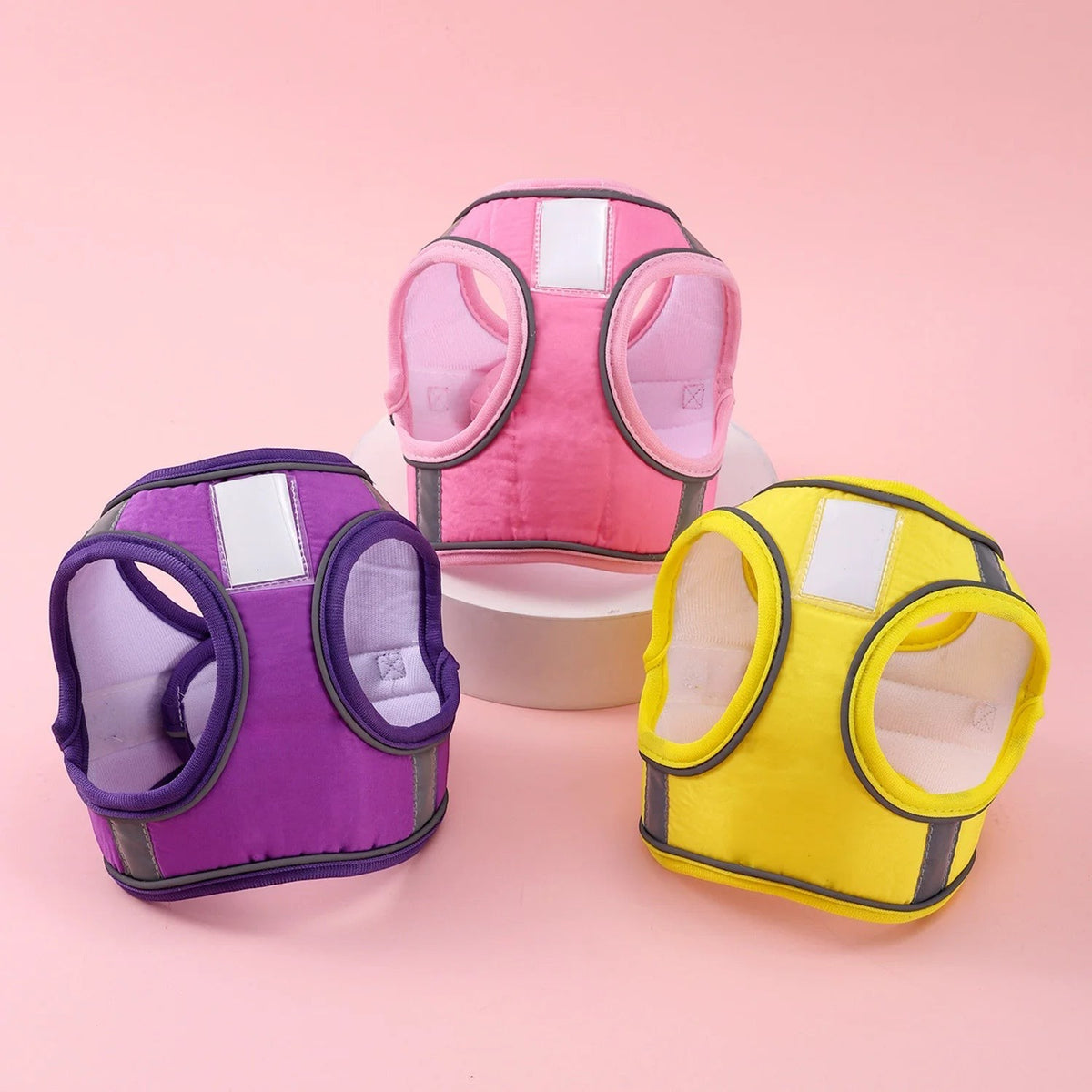 Harnais gilet pour chat Esprit Chat en maille respirante, disponible en violet, rose et jaune avec bandes réfléchissantes
